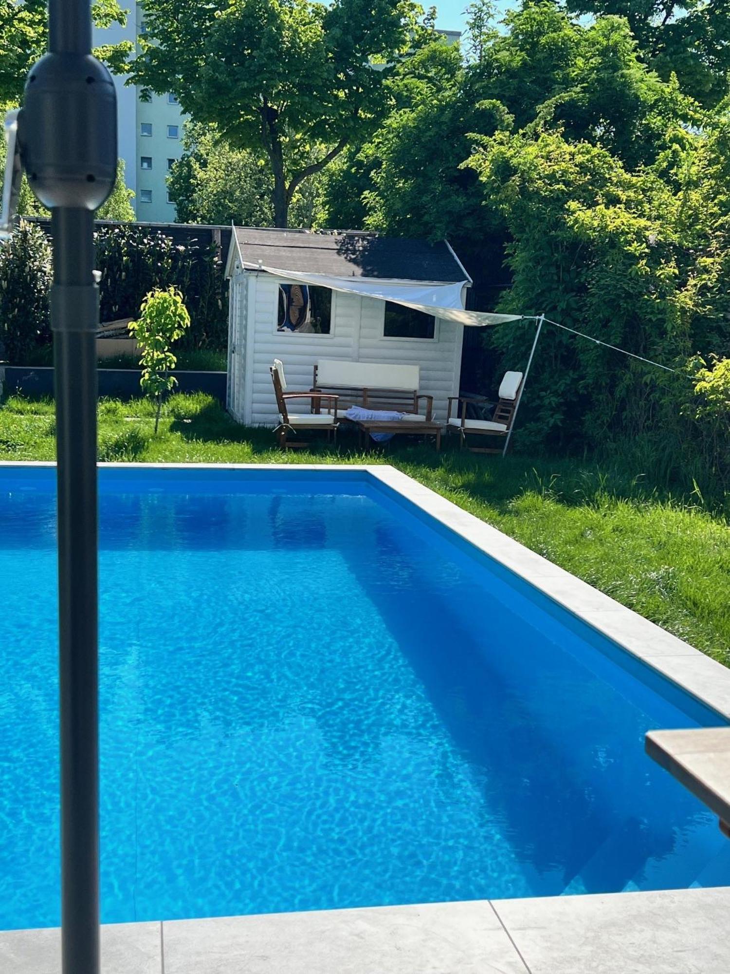 Jaeger Mit Pool In Vilă *
